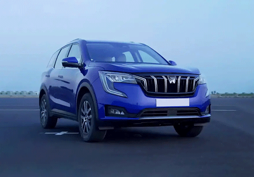 Mahindra XUV700 Front Angle View Exterior Picture