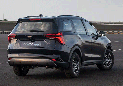 Mahindra XUV700 Front Angle Side View Exterior Picture